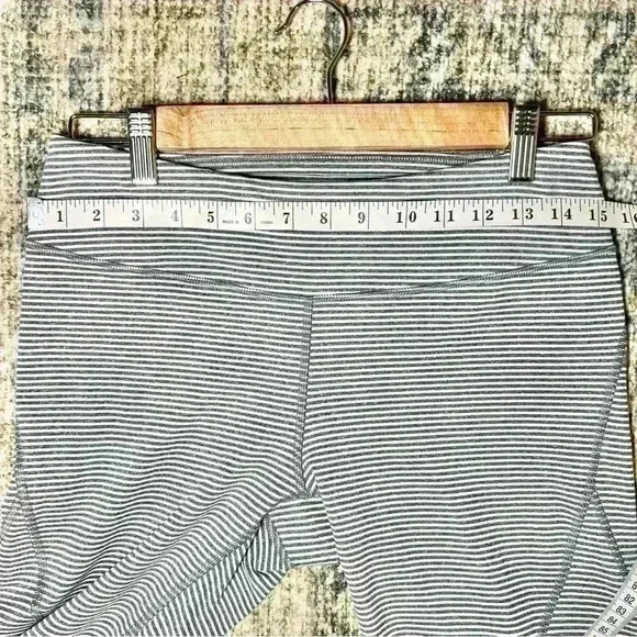 Zella Women’s Cropped Striped Workout Capri Great condition! Size Medium - Picture 8 of 9
